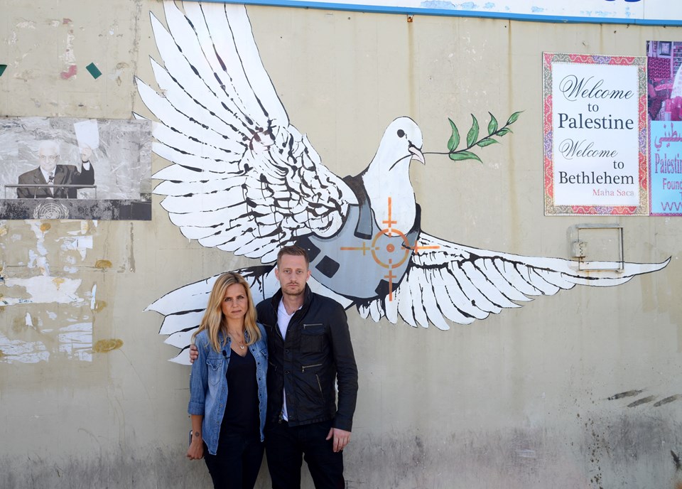 Batı Şeria'da Filistin ve İsrail'i birbirinden ayıran duvarda Banksy'nin yaptığı kurşun geçirmez yelekli güvercin görünüyor.