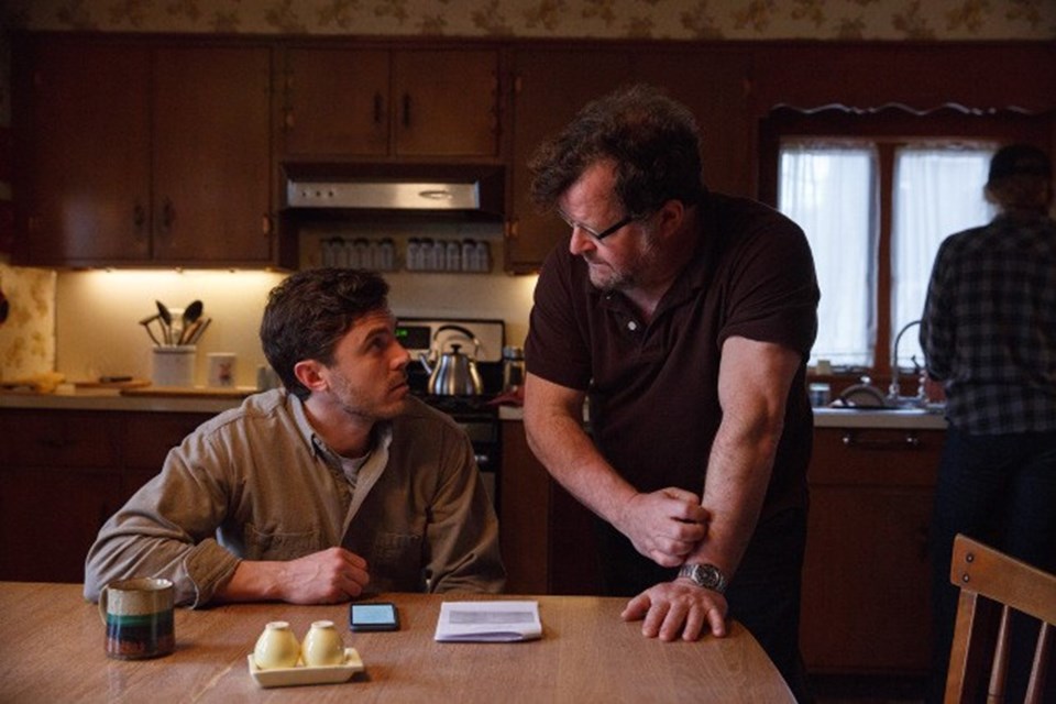Oscar’ın güçlü adaylarından Casey Affleck, tamircilikle hayatını geçiren ve geçmişin izlerinden bir türlü kurtulmak istemeyen Lee Chandler rolünde. Filmde Affleck’e Michelle Williams, Kyle Chandler, Gretchen Mol ve Lucas Hedges gibi isimler eşlik ediyor.