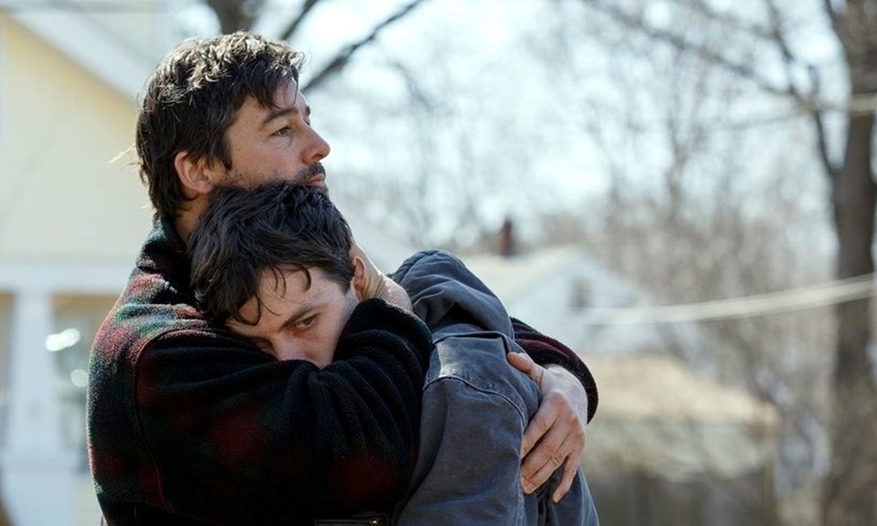 Kenneth Lonergan’ın yazdığı ve yönettiği ve küçük bir rolde yer aldığı film 3 Şubat’ta “Yaşamın Kıyısında” ismiyle vizyonda olacak.