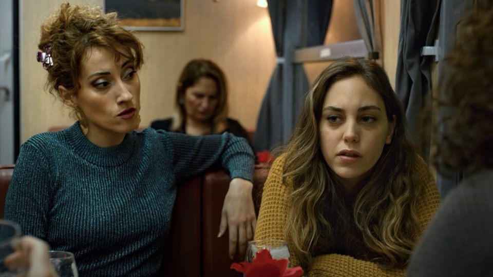 Filmde Ayşenil Şamlıoğlu, Berfu Öngören, Fatih Sevdi, İbrahim Selim gibi birçok oyuncu rol alıyor. O kalabalık kadronun yer aldığı, Leyla’nın lise arkadaşlarıyla buluşma yemeği de filmin en etkileyici sahnelerinden.