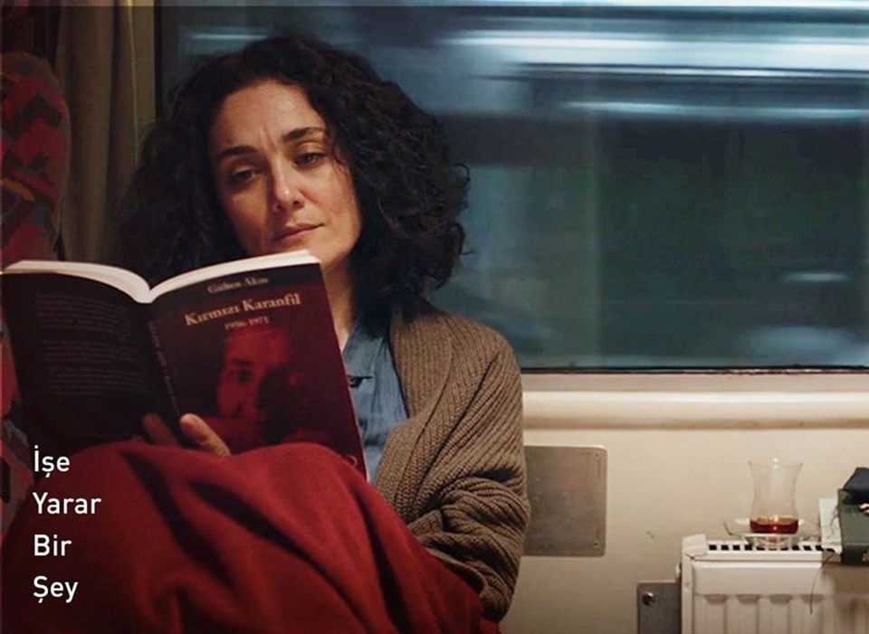 Başak Köklükaya, Adana Film Festivali’nden en iyi kadın oyuncu ödülünü aldı. Para kazanmak için avukatlık yapan asıl tutkusu ise şiir yazmak olan ve birçok kitap çıkaran şair Leyla rolü ile bence ödülü haketti.