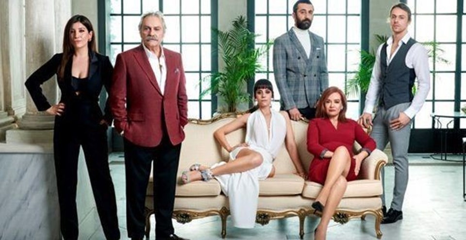 Haluk Bilginer, Mujde Ar, Cansu Dere, Metin Akdulger, Şebnem Bozoklu,
Huseyin Avni Danyal, Necip Memili gibi birçok başarılı oyuncunu yer aldığı
"Şahsiyet"in Puhu Tv'de 3 bolumu yayınlandı. Hakan Gunday'ın senaryosunu
yazdığı dizinin yonetmeni Onur Saylak. Dizi, kendi adaletini sağlamak için
harekete geçe Agah Bey'le, onun peşine duşen komiser Nevra'nın macerasını
anlatıyor. 