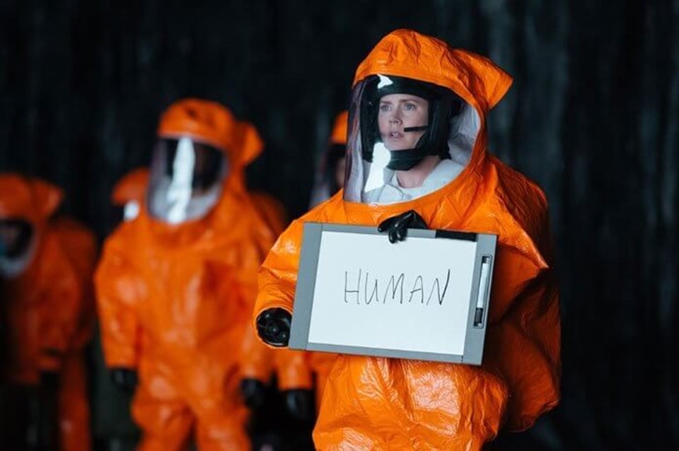 Amy Adams’ın başrolünde yer aldığı “Arrival” durağan bir hikaye gibi başlasa da seçimlere ve zamana dair süprizlerle dolu.