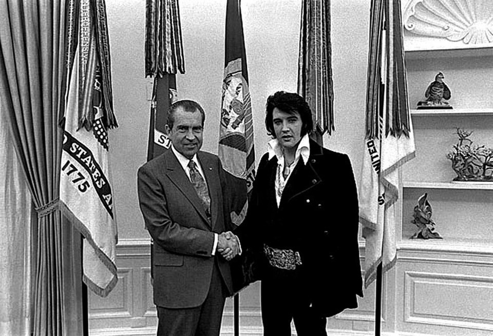 ABD Eski Başkanı Richard Nixon (solda) ve rock'n'roll'un kralı Elvis Presley (sağda).
