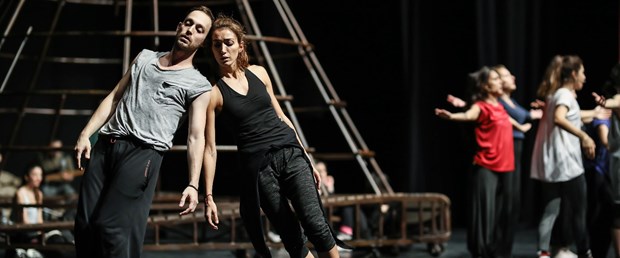 erdal-besikcioglu-yonetiminde-rock-muzikali_3676_dhaphoto4.jpg