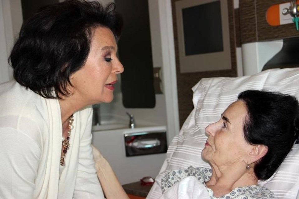 Girik'i ameliyat sonrası Hülya Koçyiğit hastanede ziyaret etmişti.