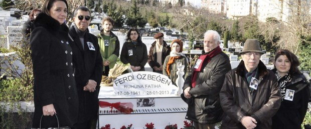 ferdi-ozbegen-olumunun-5.-yilinda-mezari-basinda-anildi_9974_dhaphoto3.jpg