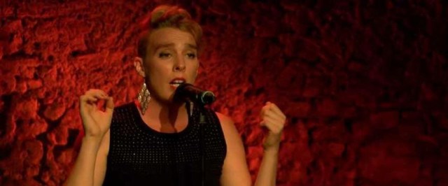 Fransız şarkıcı sahnede öldü NTV