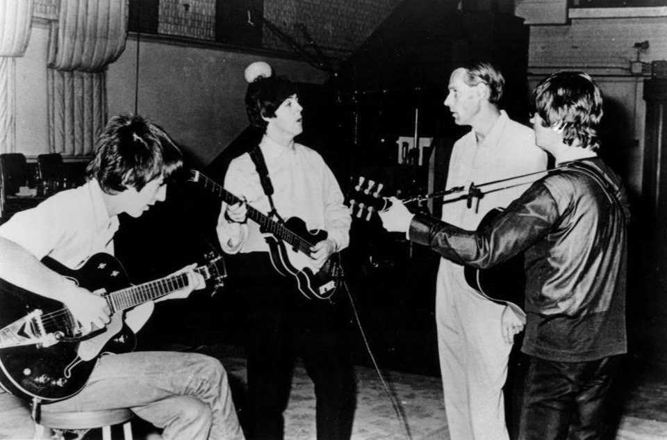 Martin, Beatles grubu üyeleriyle birlikte.