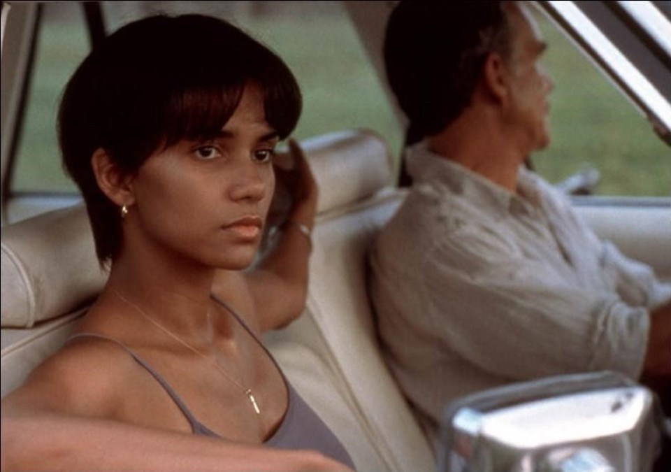 Halle Berry, Kesişen Yollar filmiyle 2002'de En İyi Kadın Oyuncu Oscar'ını kazandı.
