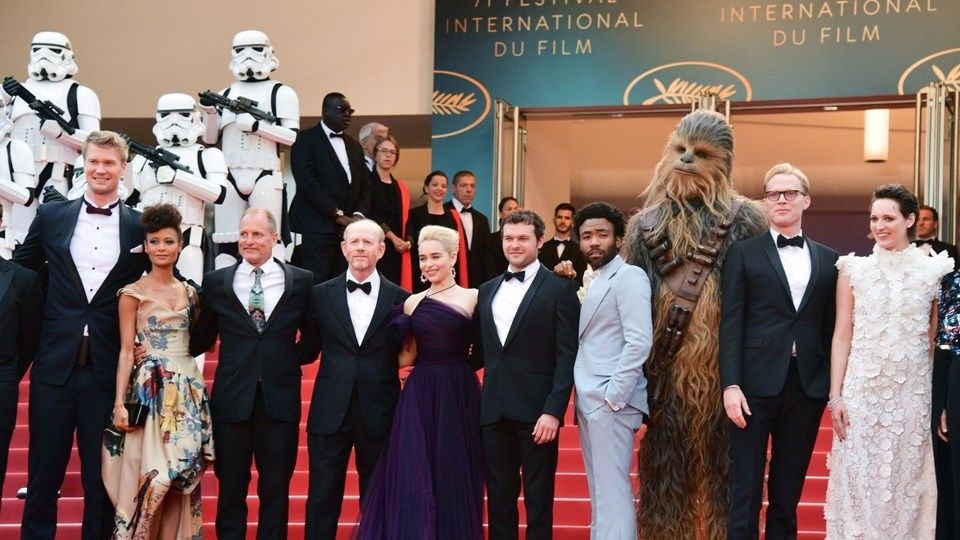 CANNES'DA RENKLİ PRÖMİYER
