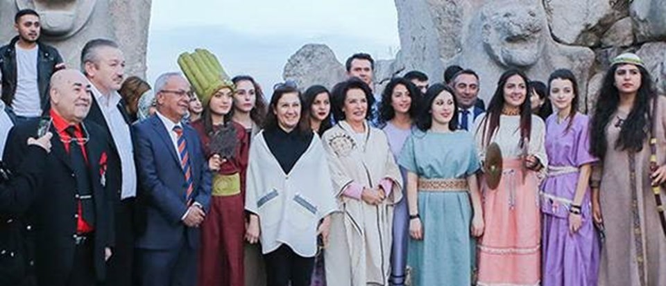Hülya Koçyiğit'ten tarihi ziyaret