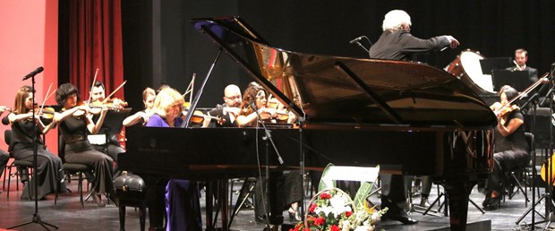 idil-biret-70inci-sanat-yildonumunu-eskisehirde-kutladi_8609_dhaphoto1.jpg
