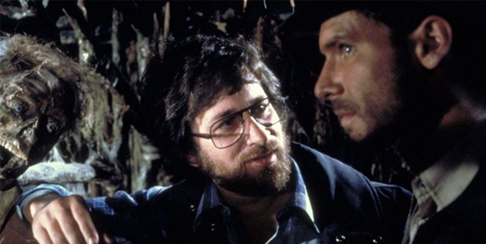 Serinin ilk filmi Kutsal Hazine Avcıları'nın (1981) çekimleri esnasında Harrison Ford ve Steven Spielberg.