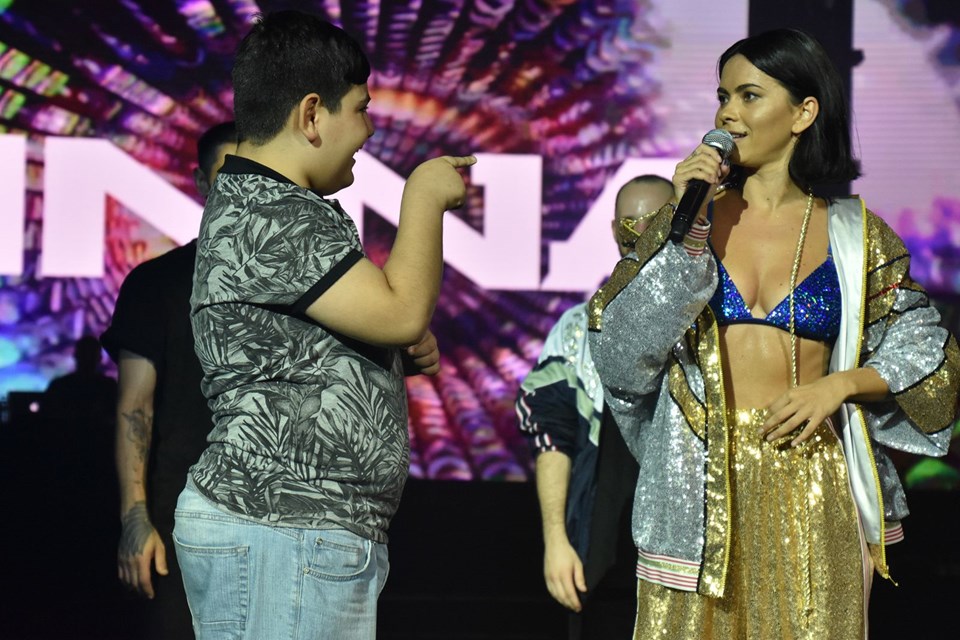 KÜÇÜK INNA HAYRANI MUTLULUKTAN AĞLADI