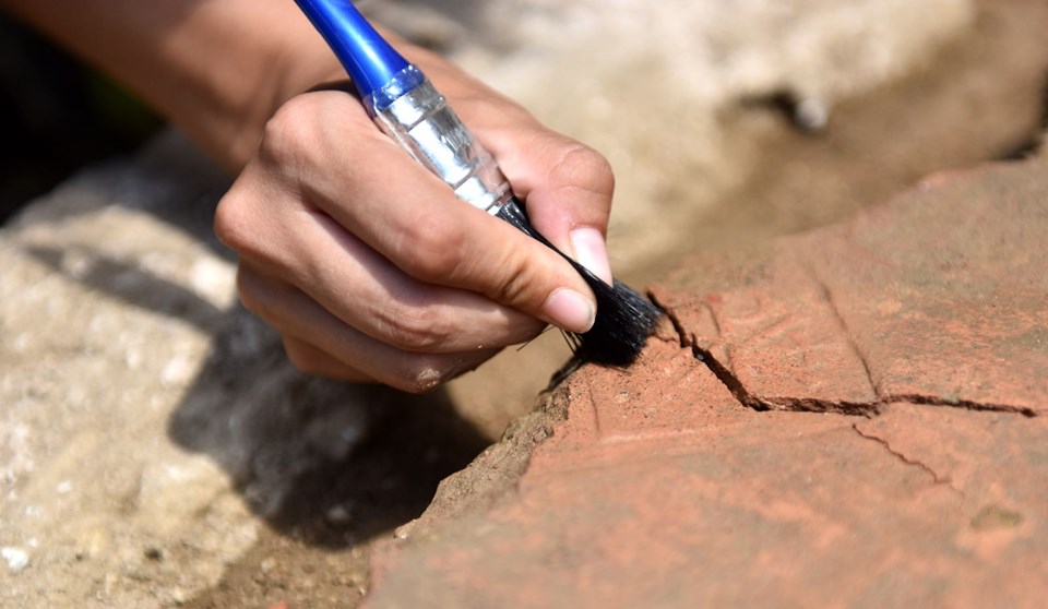 "ÇANAK ÇÖMLEK PARÇALARI... SİKKELER... OSMANLI DÖNEMİNE AİT SU YOLU YAPILARI..."