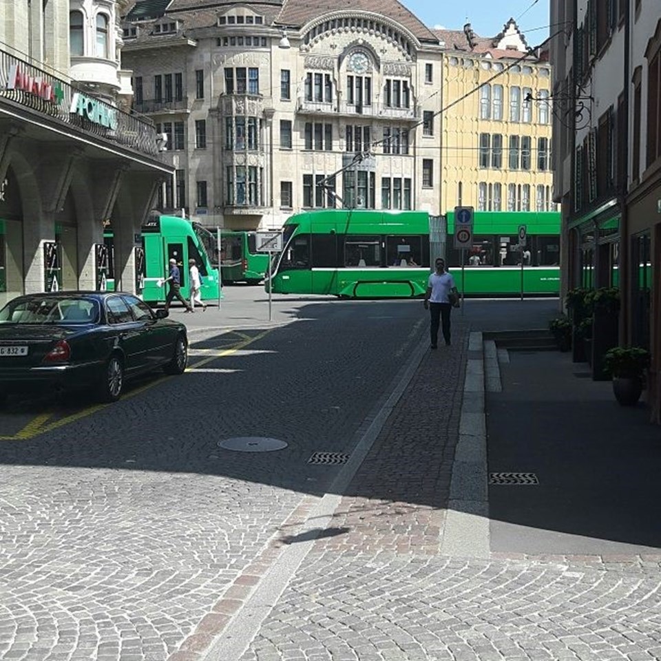Dünyanın en küçük şehirlerinden Basel’de tarihi binalar, köprüler, kliseler, okullar ve kafeler oldukça etkileyici.