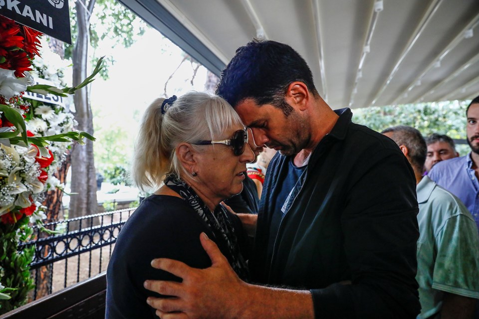 Mücella Vargın'ı Keremcem teselli etti.