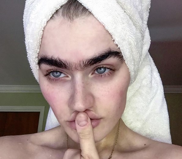 GÜZELLLİK STANDARTLARINA MEYDAN OKUDU