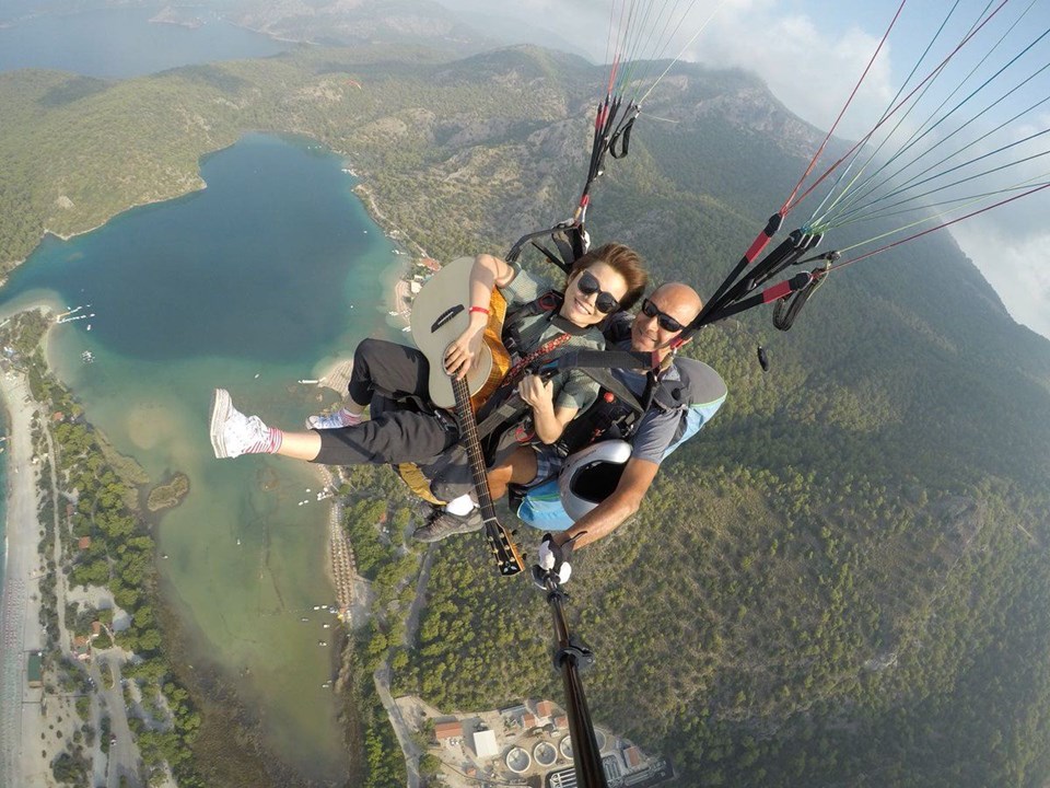 YAMAÇ PARAŞÜTÜNDE GİTAR REKOR KIRDI