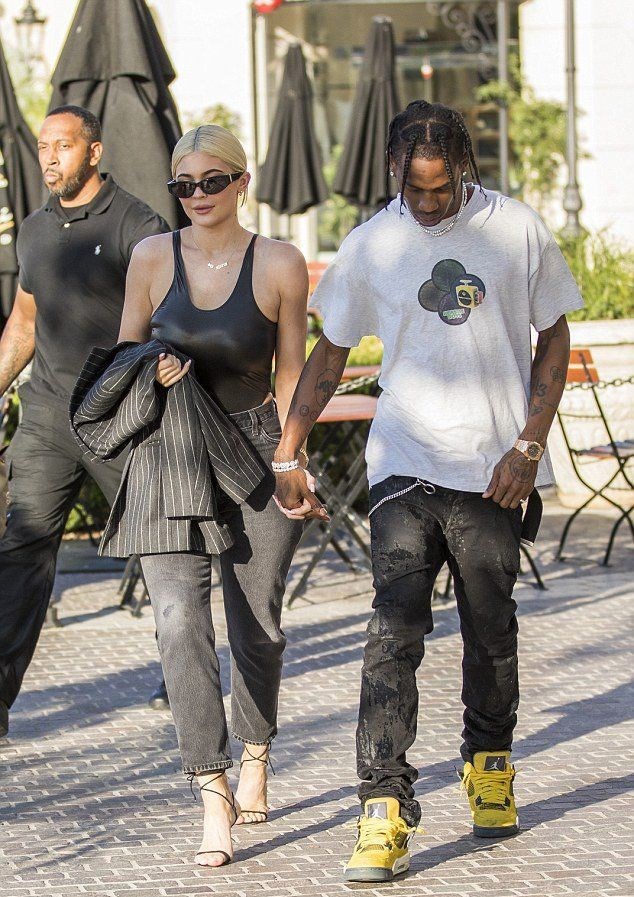 KYLIE JENNIR'IN YENİ STİLİ (DERİ MAYO İLE KOMBİN)