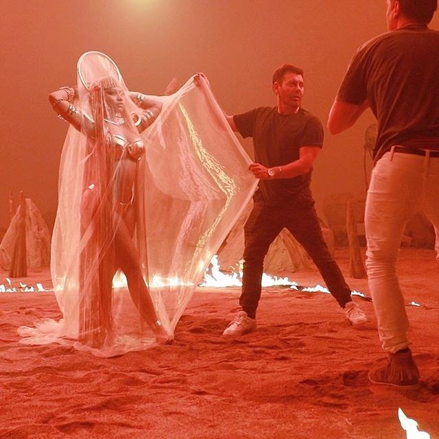 ÜNLÜLERİN FOTOĞRAFÇISI MERT ALAŞ'TAN NICKI MINAJ'A KLİP