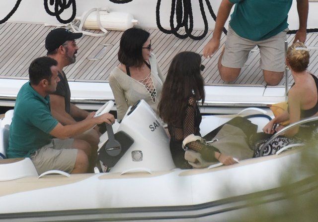 DEFNE SAMYELİ VE KIZI KARAKOMİK FİLMLER'DE