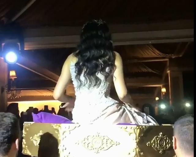 TÖREN SALONUNA TEFOUR İLE GİRDİ