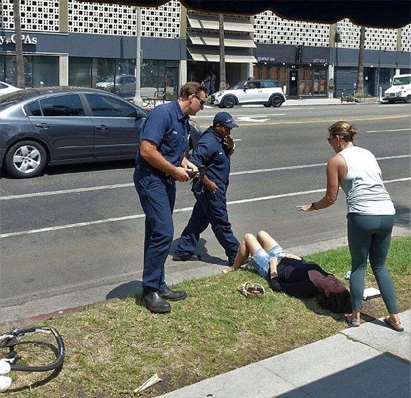 ÜNLÜ OYUNCUYA OTOMOBİL ÇARPTI