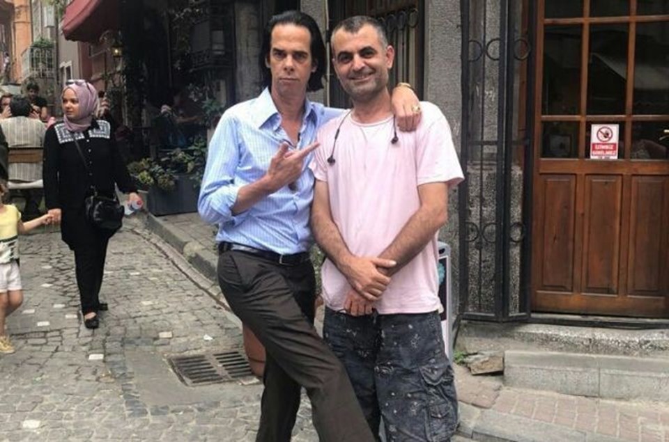 Dünyaca ünlü Avustralyalı rock müzisyeni Nick Cave, konser öncesi Balat sokaklarını gezdi.