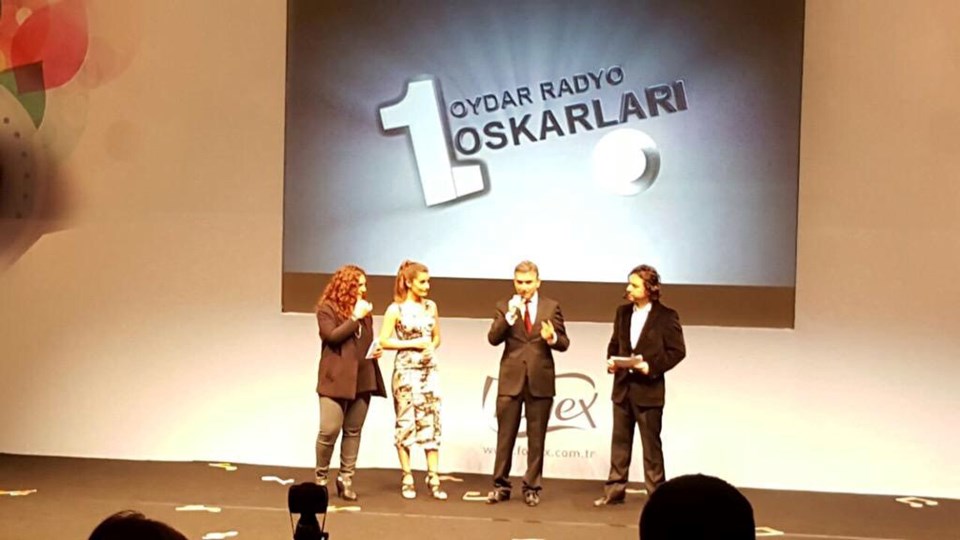 Kral Medya Genel Koordinatörü Mehmet Akbay ödülünü alırken...
