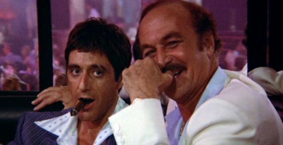 Al Pacino ve Robert Loggia'nın birlikte rol aldığı Scarface filminden bir kare.
