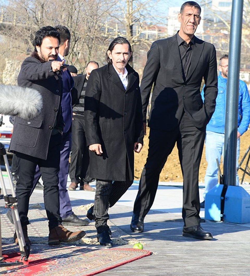 Filmde, İçerde' dizisinde 'Minik' karakterine tanınan Seyithan Özdemir de oynuyor.