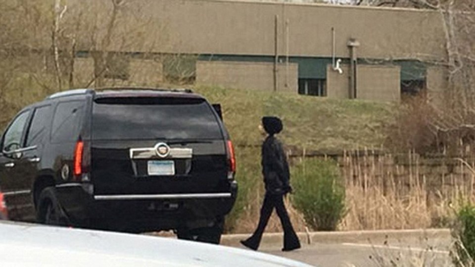 Prince'ın son fotoğrafı ölümünden 15 saat önce eczane çıkışı eve dönerken...