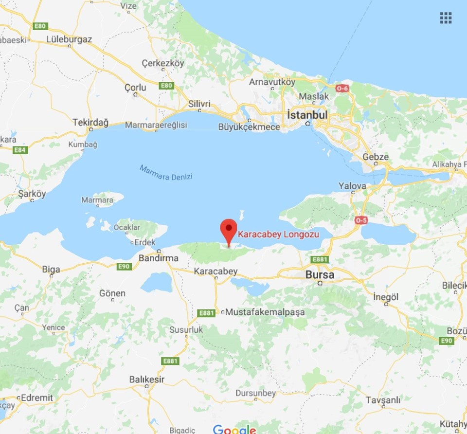 Bursa'nın yaklaşık 81.000 nüfuslu bir ilçesi olan Karacabey; Mustafa Kemalpaşa, Nilüfer ve Mudanya ile birlikte Balıkesir'in Bandırma, Manyas ve Susurluk ilçeleriyle de komşu.