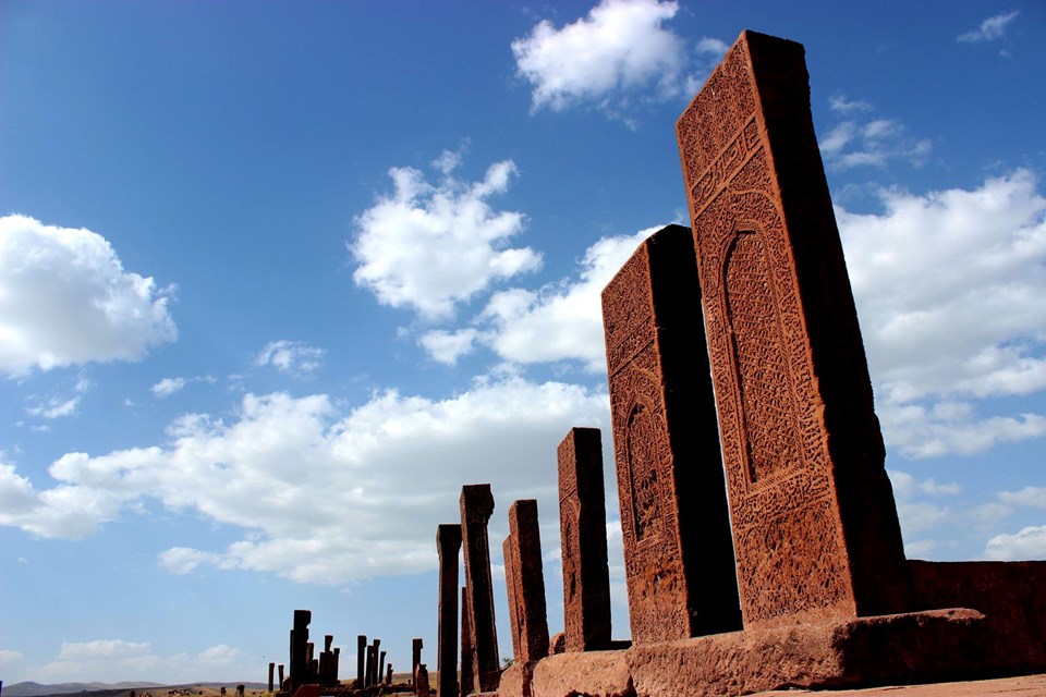Urartulardan Osmanlı'ya kadar birçok medeniyetin izlerini taşıyan, bölgenin önemli turizm destinasyonlarından Ahlat, bünyesinde barındırdığı tarihi eserlerle açık hava müzesini andırıyor.