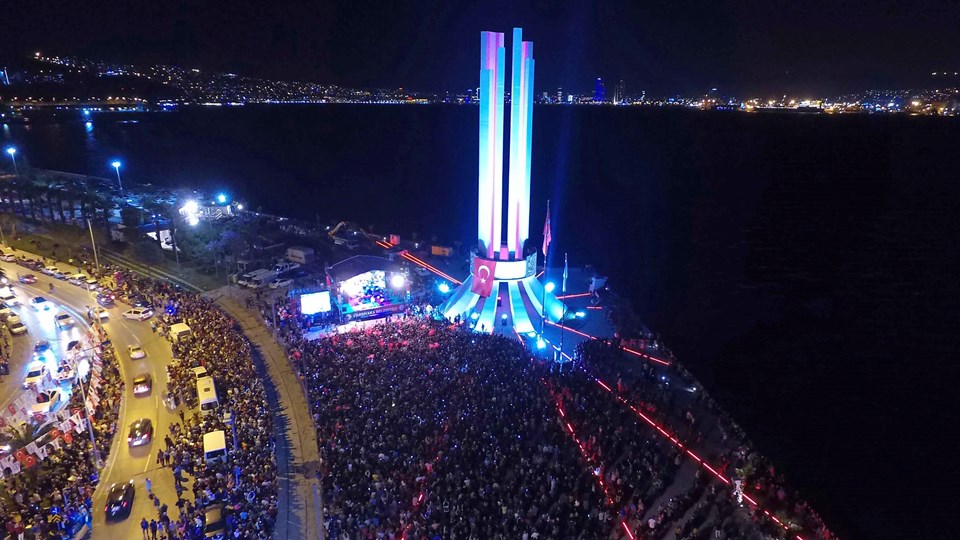 Karşıyaka'daki konserin finalinde İzmir Marşı da söylendi...