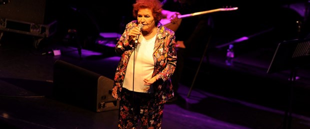 soylesi--selda-bagcan-londrada-hayranlariyla-bulustu_2419_dhaphoto2.jpg