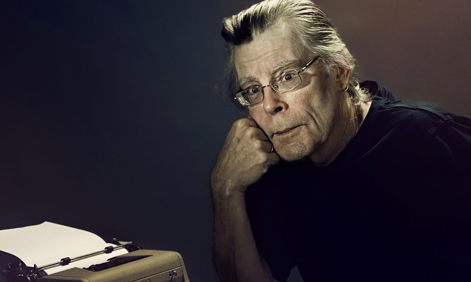 Yazar Stephen King de Blatty’nin ölümü üzerine Twitter’dan, “Zamanımızın büyük korku yazarı William Peter Blatty huzur içinde uyu. Hoşçakal koca Bill” yazdı.