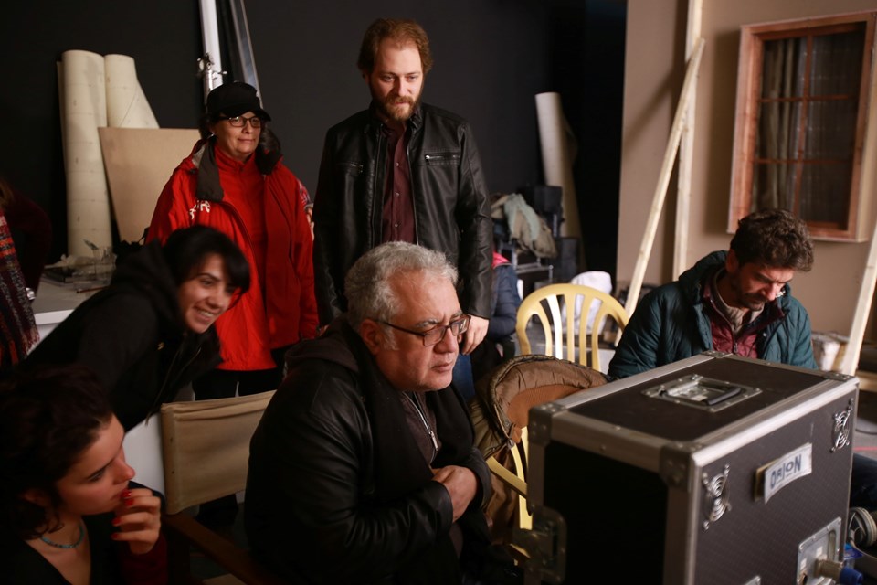 Ferit Aktuğ, Emrah Kolukısa, Fırat Altunmeşe, Elit Andaç Çam, Burcu Yasemin Şeyben, Burcu Halaçoğlu filmin diğer oyuncuları. Filmin çekildiği Trilye, ruhuyla hikayeye hüzmet ediyor.