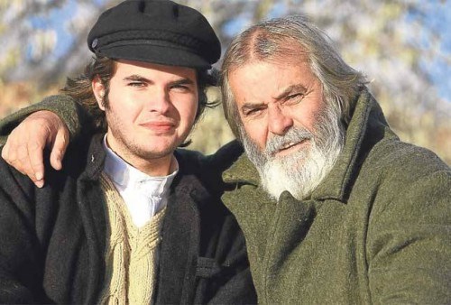 BABASININ GENÇLİĞİNİ OYNADI
