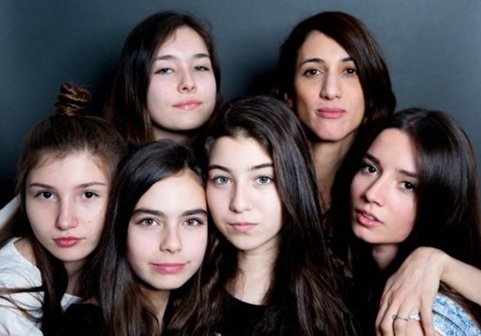 Deniz Gamze Ergüven'in (sağdan ikinci sırada) çektiği Mustang 21. Saray Bosna Film Festivali’nde En İyi Film, En İyi Kadın Oyuncu ve Seyirci Ödüllerini kazanmıştı.