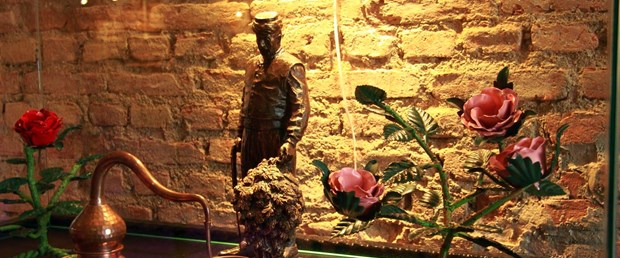 AW396885_01.jpg
