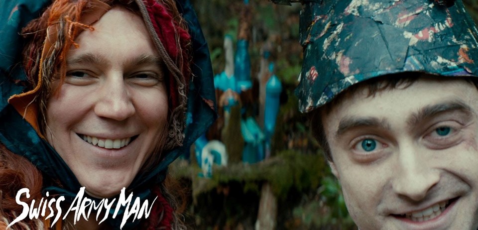 Birbirinden absürt sahnelerin art arda geldiği filmde Paul Dano, ıssız bir adada uzun zamandır hayatta kalma mücadelesi vermekten vazgeçip intihar etmeye kalkışan Hank rolünde.