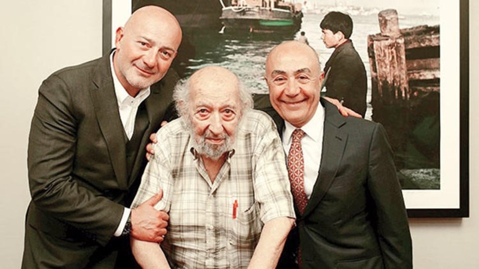 Doğuş Grubu Yönetim Kurulu Başkanı Ferit Şahenk, Ara Güler ve Doğuş Grubu CEO’su Hüsnü Akhan uluslararası fotoğraf müzesi imza töreninde.

