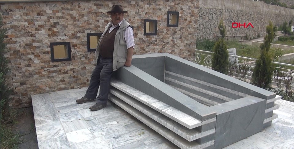Amasya’da kendisine mezar yaptıran Yavru, mezarı başında poz vermişti