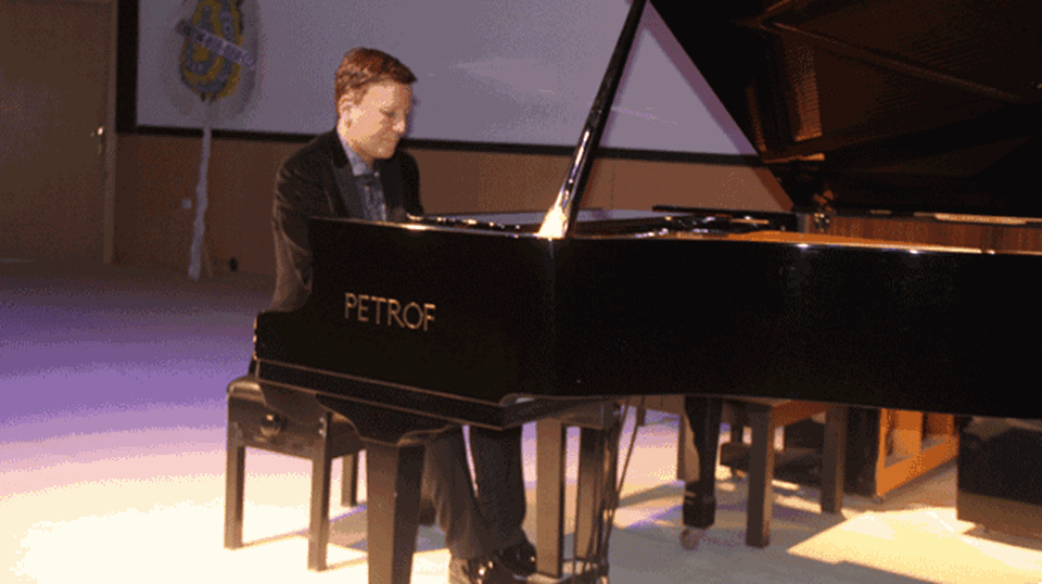 Ünlü Piyanist besteci Stephane Blet konserinde Türk-Osmanlı rapsodisini çalarken ardından yeni bestesi olan Filistin’i ilk kez dinleyenler ile buluşturdu.