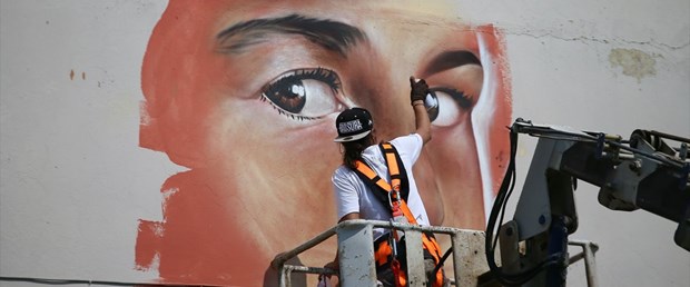 Venezuelalı sanatçı Wolfgang Salazar Türkiye'de okul duvarlarını renklendirdi