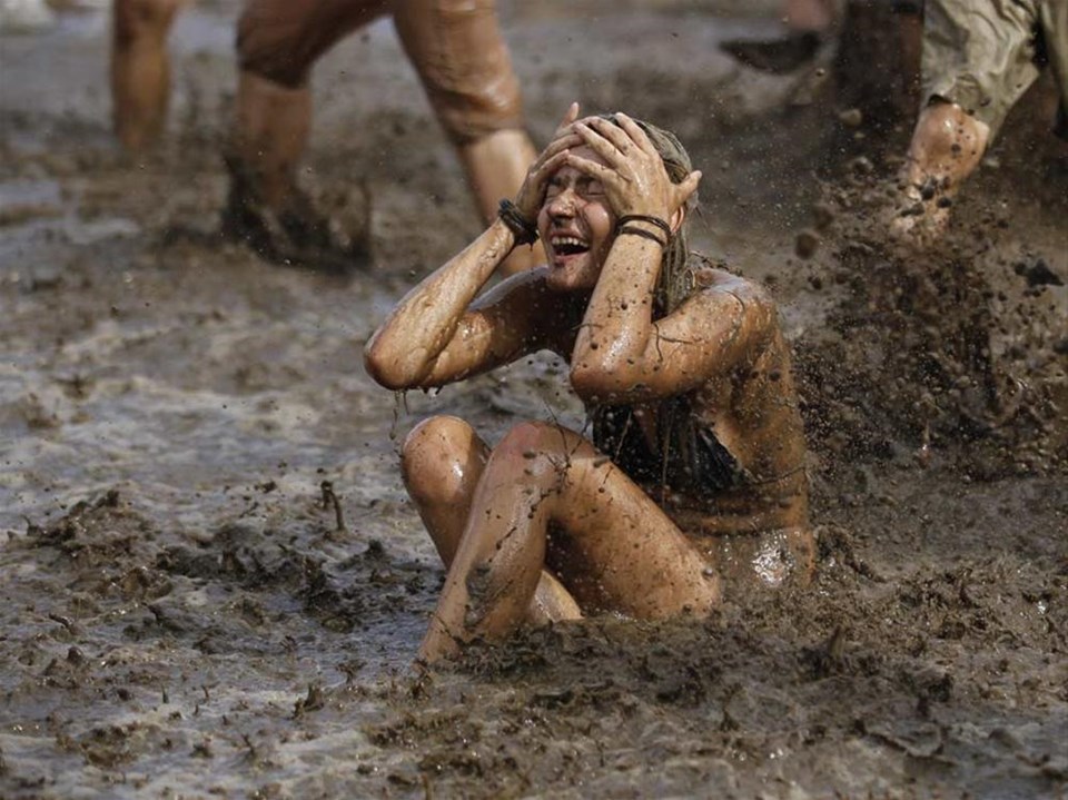Мужчина в грязи трахает телочку Мужчина в грязи трахает телочку