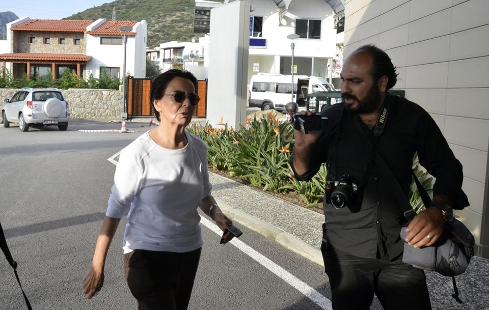 Fatma Girik, Memduh Ün'ü hastanede yalnız bırakmıyor.